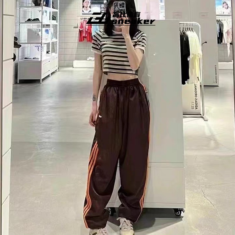 Adidas三叶草女款美拉德撞色速干三条纹宽松休闲束脚长裤JC6147