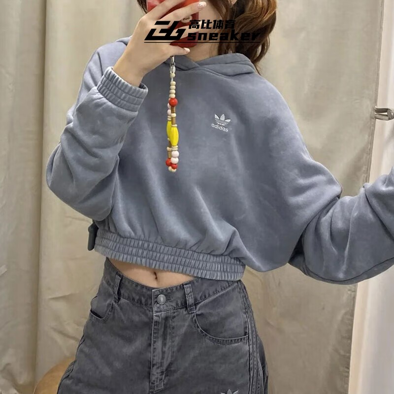 阿迪达斯三叶草卫衣女款健身运动服连帽防风休闲短款套头衫IW5492