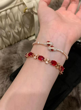 轻奢气质仿红宝石灵蛇手链2025新年时尚叠戴手镯高级感本命年手饰