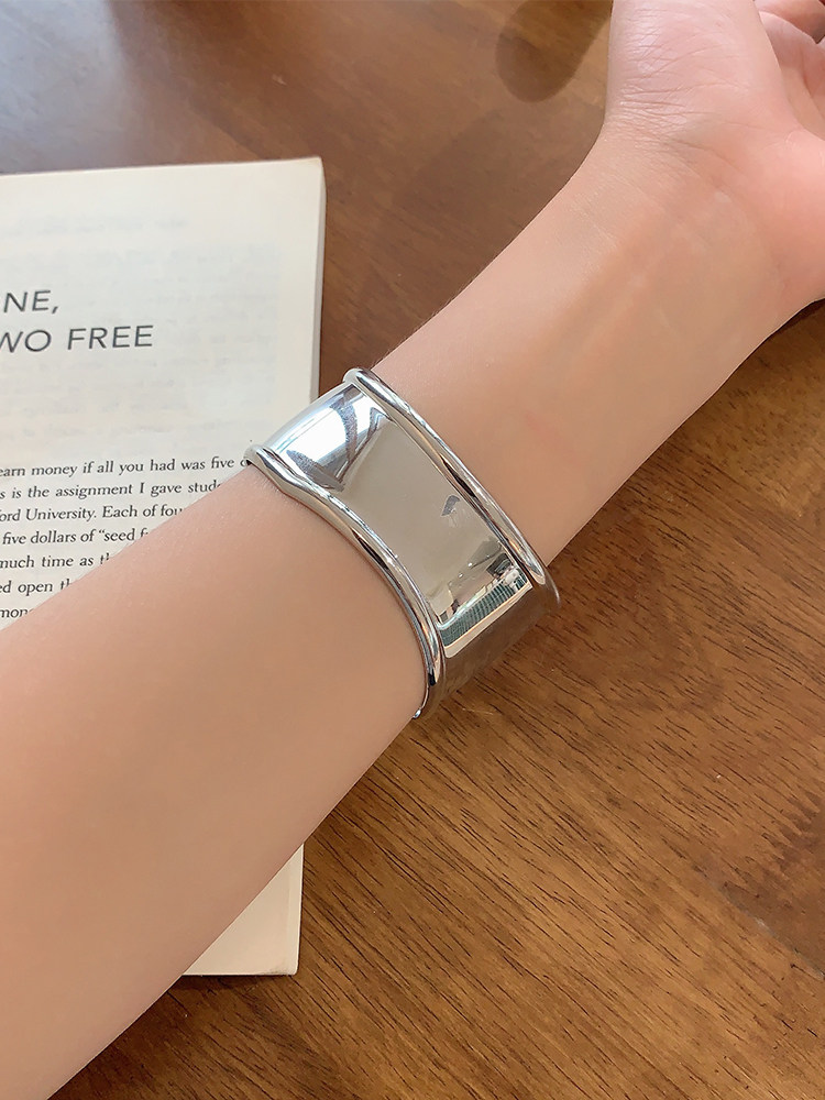 NICHE DESIGN WIDE-SIDED OPEN IRREGULAR ARMBAND WOMENS INS COLD WIND INTERNET CELEBRITY BRACELET TEMPERAMENT HIGH-END BRACELET