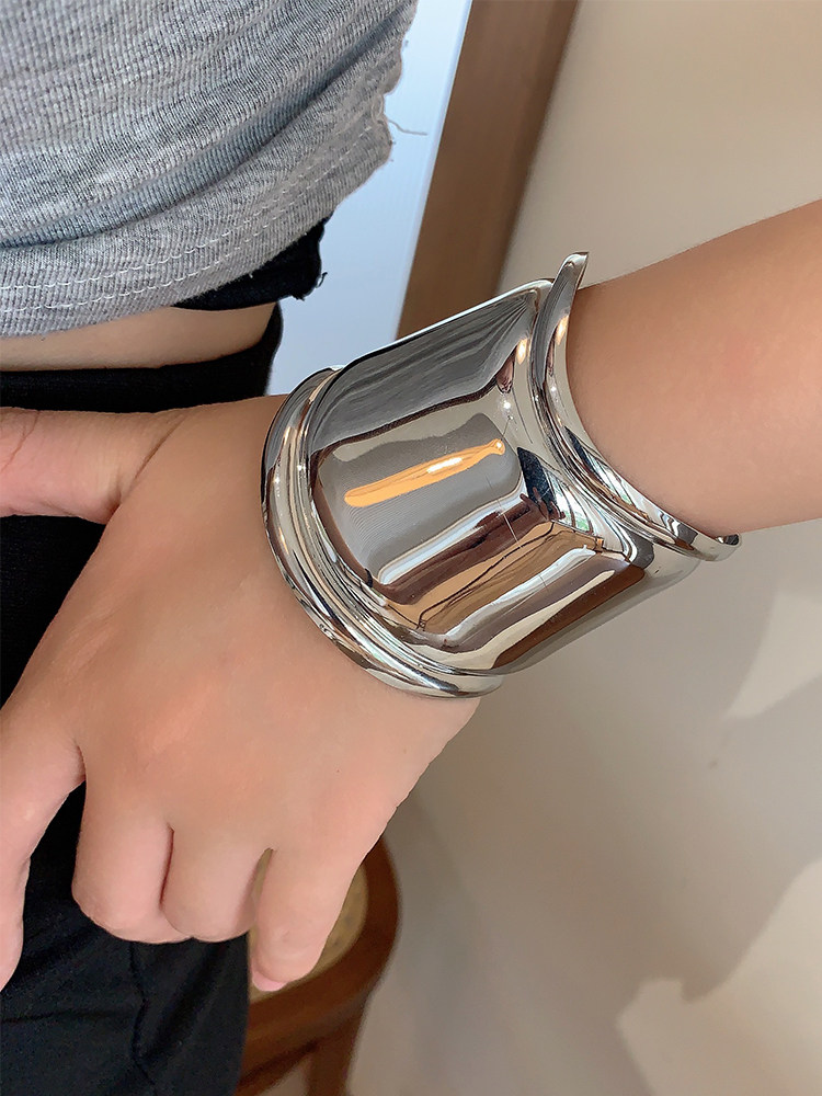 NICHE DESIGN WIDE-SIDED OPEN IRREGULAR ARMBAND WOMENS INS COLD WIND INTERNET CELEBRITY BRACELET TEMPERAMENT HIGH-END BRACELET