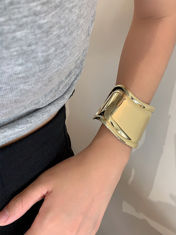 NICHE DESIGN WIDE-SIDED OPEN IRREGULAR ARMBAND WOMENS INS COLD WIND INTERNET CELEBRITY BRACELET TEMPERAMENT HIGH-END BRACELET