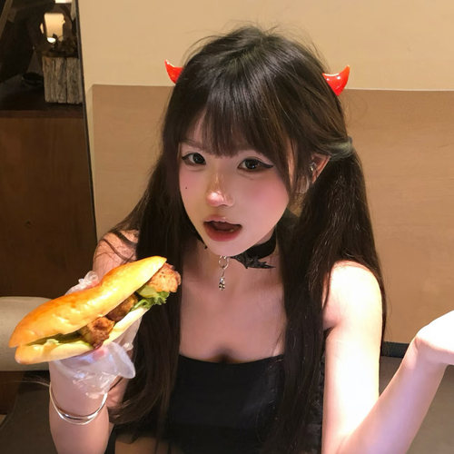 软萌少女红色恶魔角发夹女