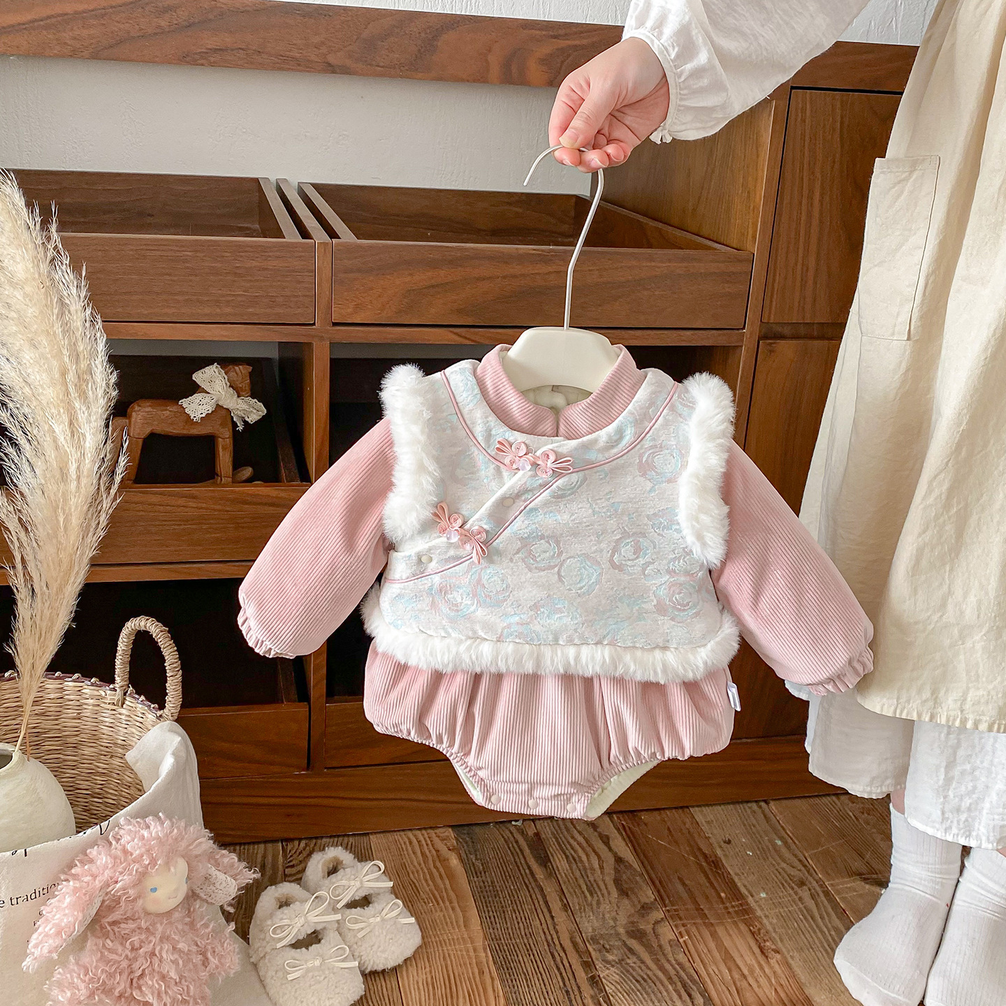 婴儿包屁衣秋冬季加绒女宝宝旗袍汉服中式加厚保暖哈衣满月百天服