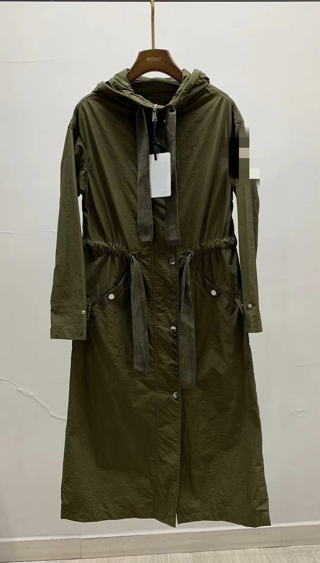 2色蒙家秋季系列新款休闲工装风抽绳收腰酷飒气场十足 带帽长风衣