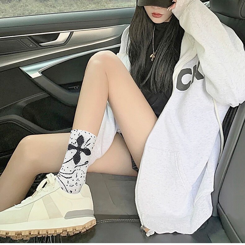 黑色字母十字花泼墨印花女袜子潮网红款纯棉韩国超火长筒春秋国潮
