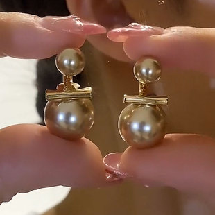 2025新款气质香槟金色设计感双珍珠耳饰时尚百搭气质秋冬热门款