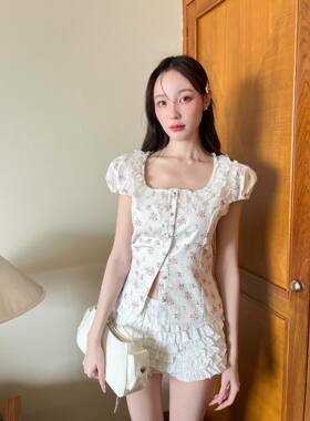 泰国小众潮牌INS博主甜美小清新蕾丝泡泡袖方领碎花无袖修身上衣