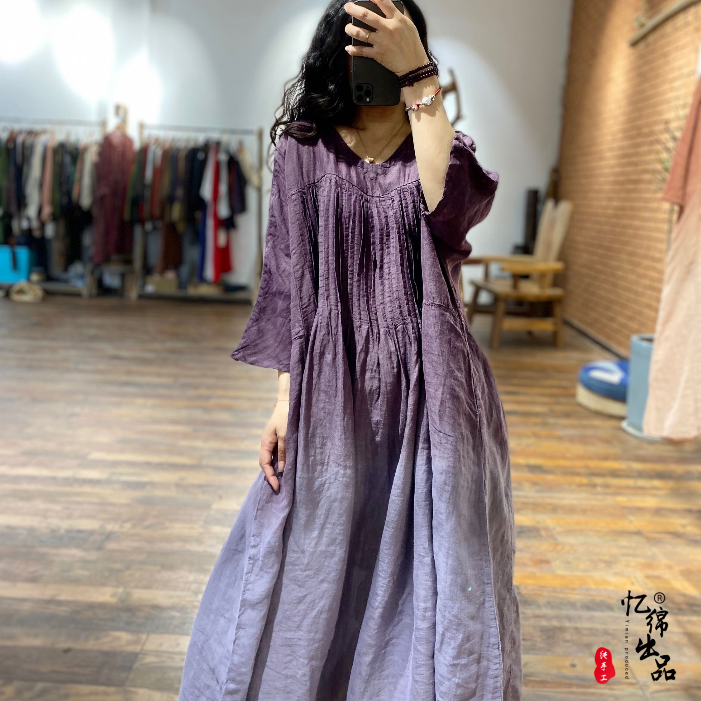 忆绵出品23年夏新款23264渐变文艺女士v领压褶亚麻百搭休闲连衣裙