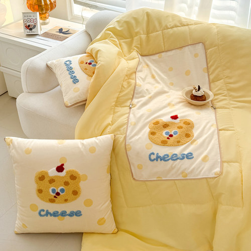 学生卡通抱枕被子两用二合一毯子