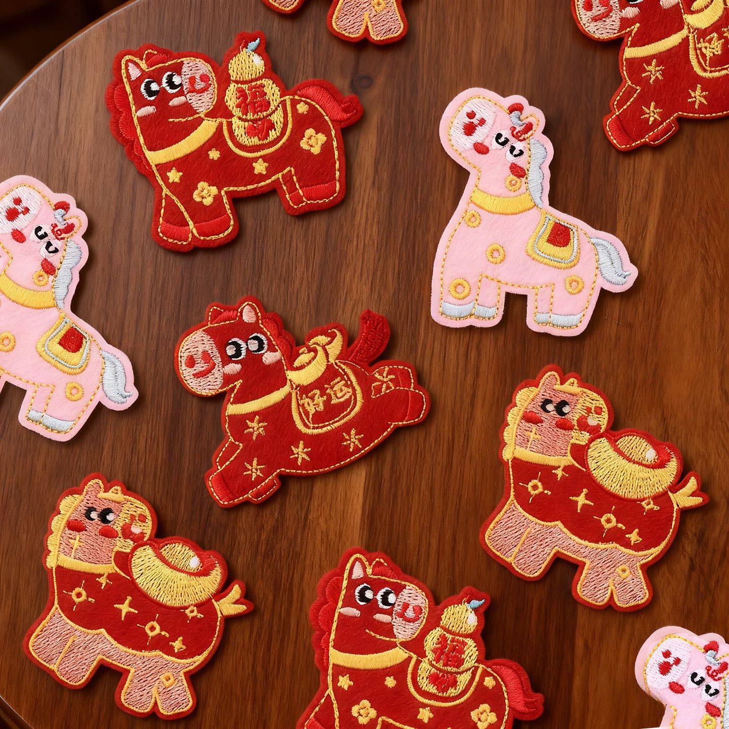 2026马年过年新款卡通刺绣贴新年过年创意带背胶个性贴纸礼物批货,家居饰品,其他工艺饰品,淘宝优惠券,粉丝福利购,淘宝优惠卷