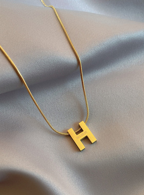 H字母项链女2021年新款锁骨链简约气质钛钢不掉色饰品潮流网红风