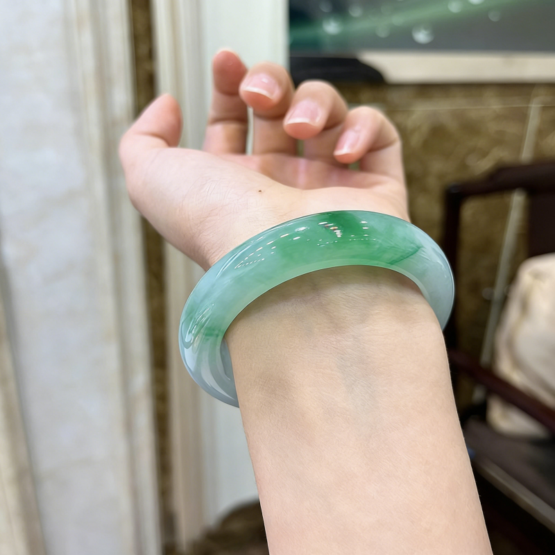 “与人为善”翡翠玉手镯子女款缅甸糯冰种浅绿飘花玉手镯处理