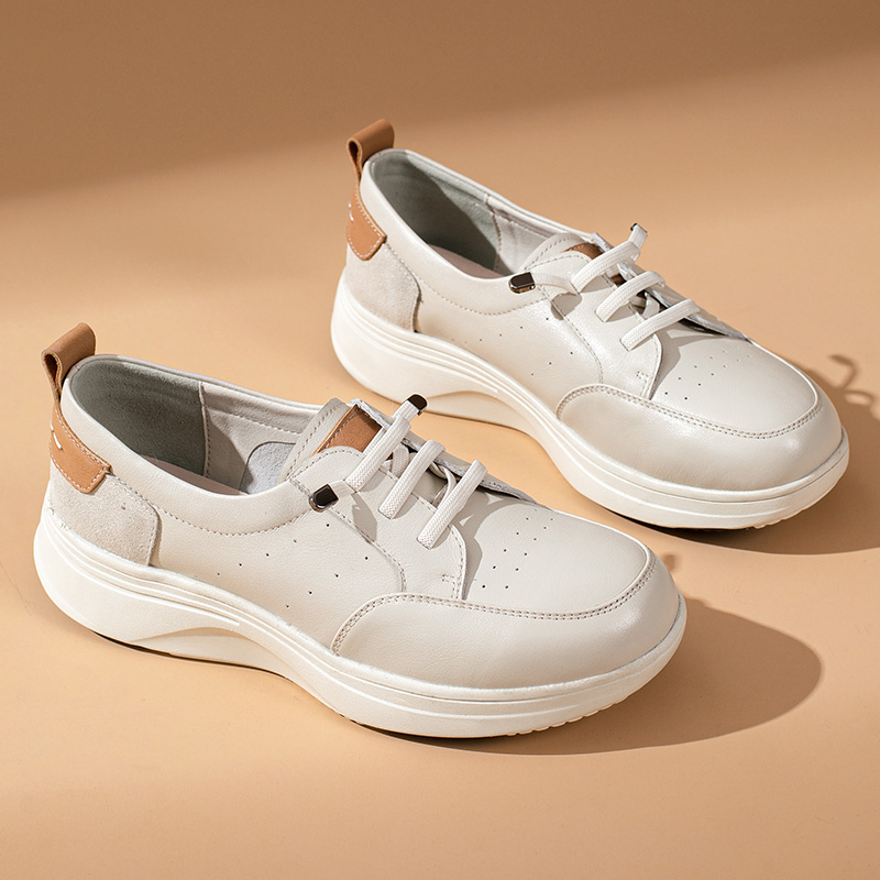 春秋中老年休闲运动鞋女真皮平底软底轻便妈妈旅游单鞋散步小白鞋