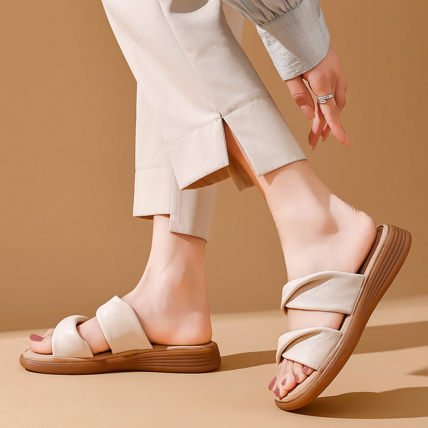 牛皮凉拖鞋女夏季新款妈妈真皮托外穿平底中年大码女鞋一字拖凉鞋