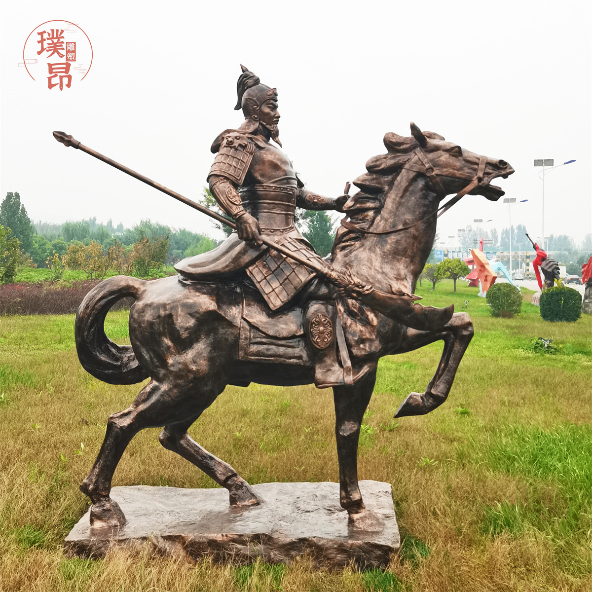 户外大型玻璃钢骑马人物雕塑定制古代将军战马岳飞名人铸铜雕像