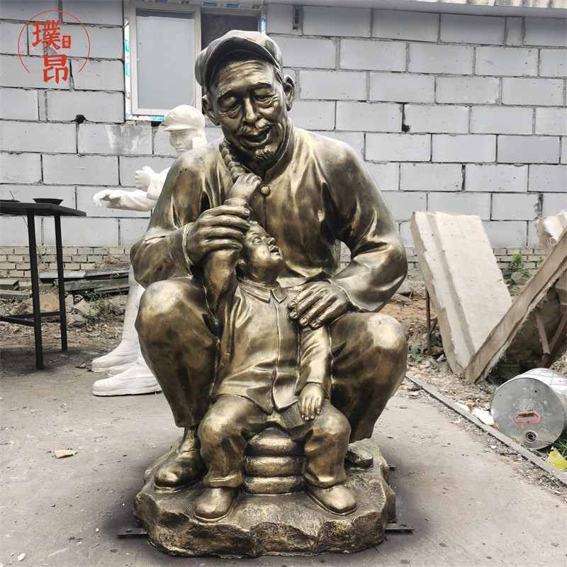 小孩给老爷爷吃糖葫芦雕塑老人天伦之乐中华美德孝道人物仿铜雕像