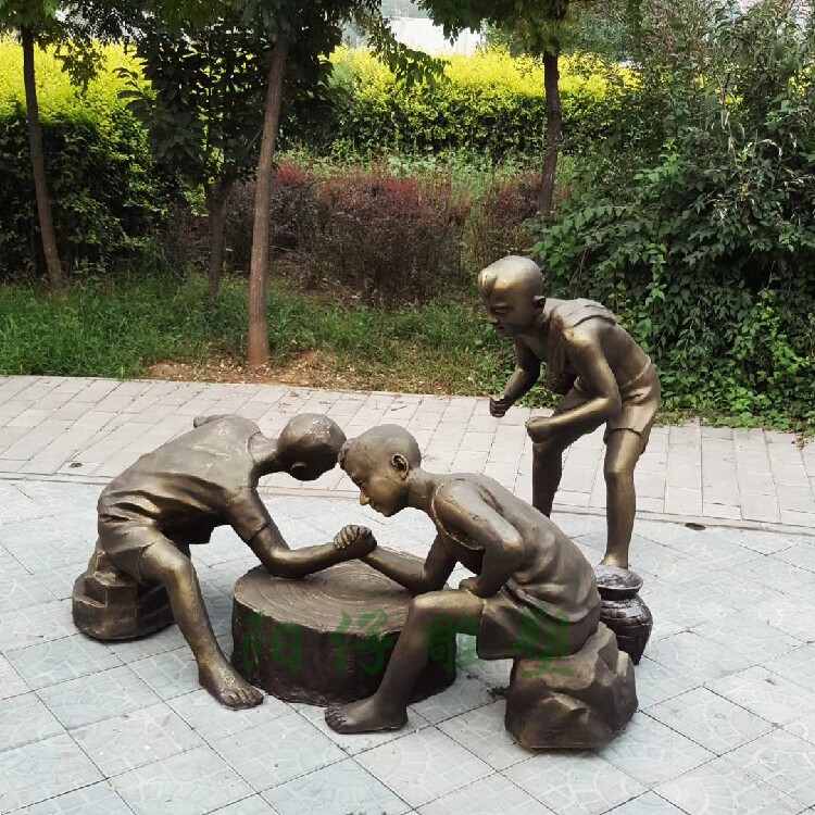 儿童掰手腕比赛玻璃钢雕塑仿铜小孩游戏玩耍童趣雕像公园广场摆件