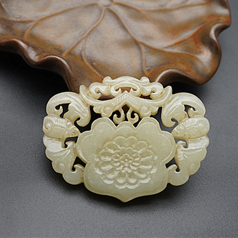 和田玉双面镂空雕刻福在眼前吊坠挂件仿古做旧锁型花开富贵毛衣坠