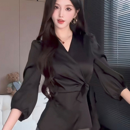 大码轻熟缎面系带v领衬衫女春夏胖mm设计感小众收腰显瘦法式上衣