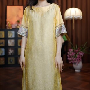 娇阳似火（浅黄色）新中式宽松一字肩短袖刺绣国风女装连衣裙