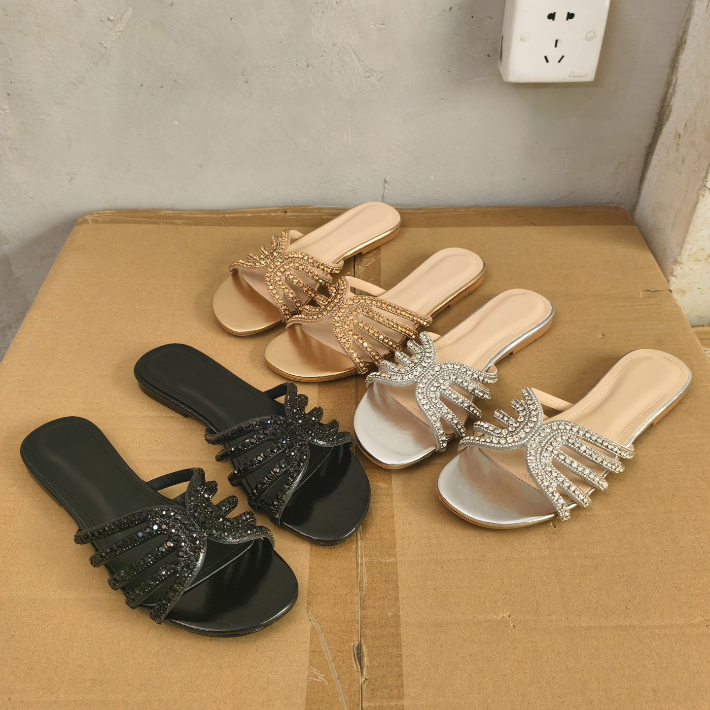 夏季~~水钻优雅性感显瘦显白一字型平底拖鞋外贸单凉鞋拖日常外穿