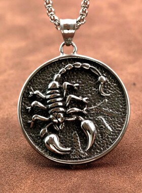 北欧时尚朋克风复古男士不锈钢吊坠单面霸气蝎子勋章钛钢挂件饰品