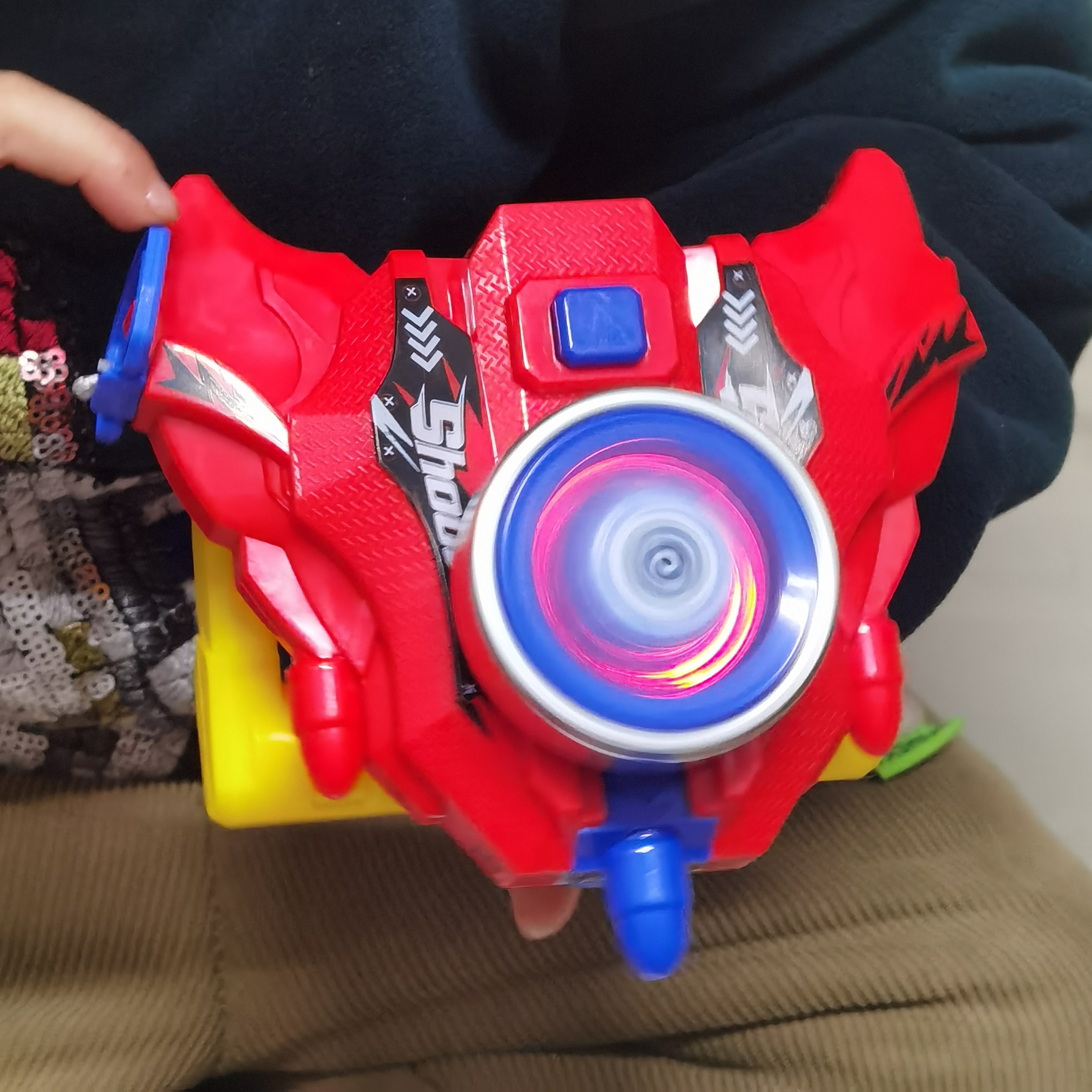 儿童创意手持对战陀螺玩具模型摆件公仔炫彩发光陀螺男女孩益智玩