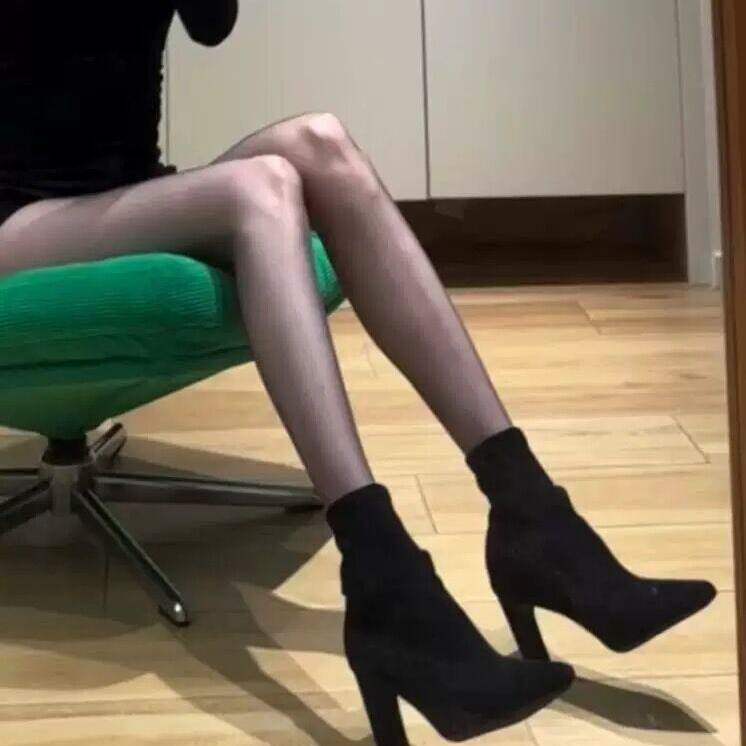 尖头弹力靴女2025秋冬新款黑色粗跟大码短靴绒面高跟瘦瘦靴中筒靴