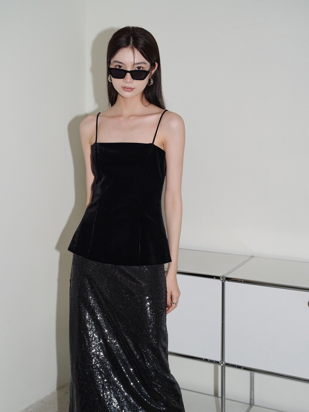 26SS时尚黑色收腰丝绒吊带抹胸上衣女