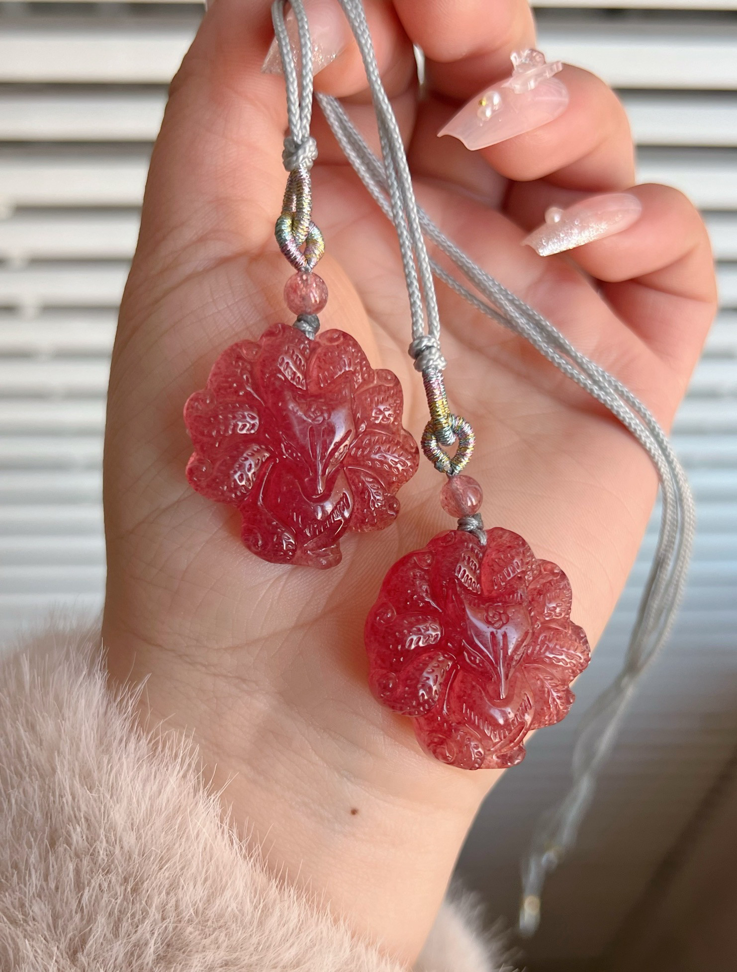 草莓晶九尾狐吊坠天男女桃花项链狐狸挂件护身符水晶锁骨项链礼物