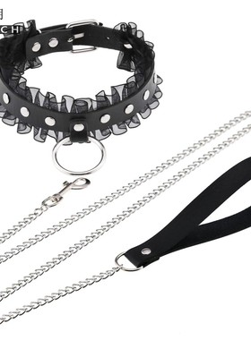 人带狗狗牵蕾丝项圈女