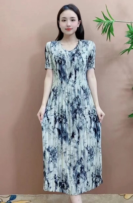 高端真丝褶皱连衣裙女轻奢大牌设计感24夏季新款年轻妈妈印花裙子