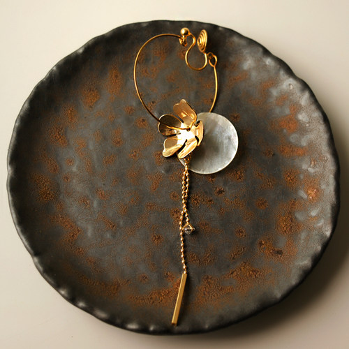 清冷气质金色花朵蚊香盘耳夹显瘦