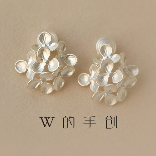 W的手创哑光银色文艺花朵耳夹