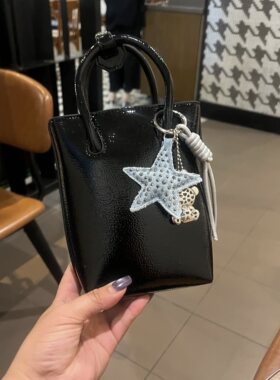 2026新款小众设计高级感手提水桶包女亮面单肩包斜挎包手机包小包