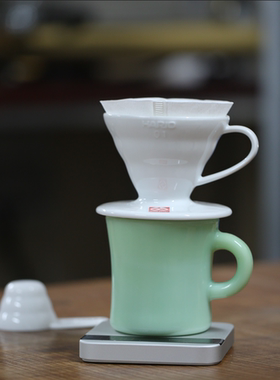 日本进口HARIO手冲咖啡陶瓷滤杯V60白色陶瓷VDC-02W带量勺1~4人杯