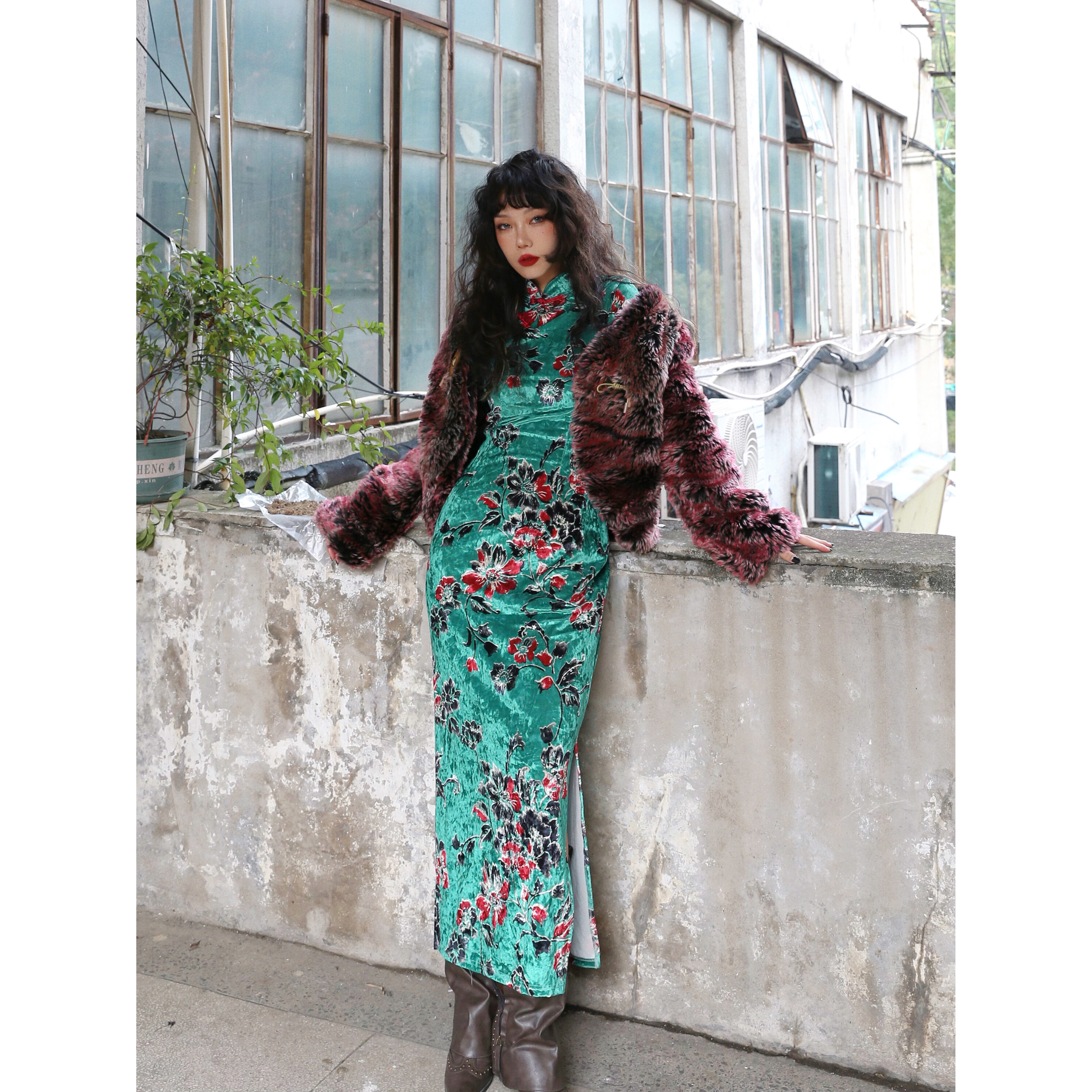 畔喜鱼一绿玛瑙新中式提花丝绒盘扣长袖连衣裙女气质收腰显瘦旗袍