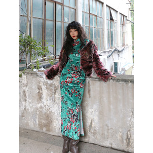 畔喜鱼一绿玛瑙新中式提花丝绒盘扣长袖连衣裙女气质收腰显瘦旗袍