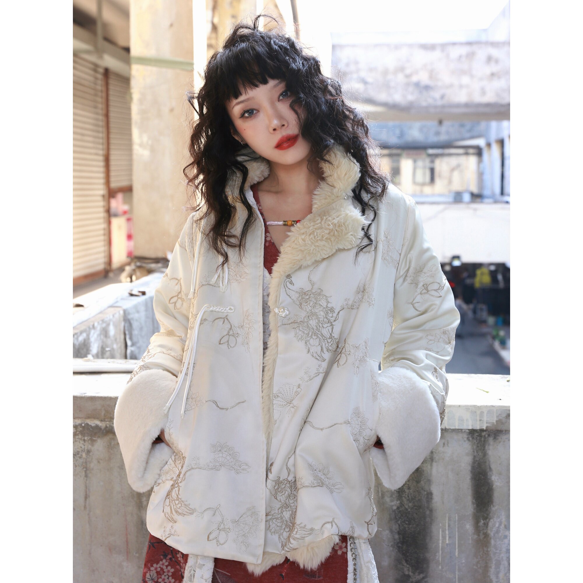 畔喜鱼一 新中式复古白色刺绣重工毛毛拼接加厚保暖外套,女装/女士精品,短外套,淘宝优惠券,粉丝福利购,淘宝优惠卷