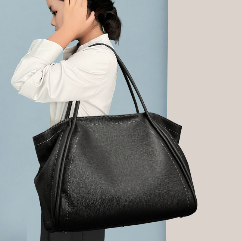 真皮包包女士2023新款秋冬款大容量单肩包黑色包包通勤感大包