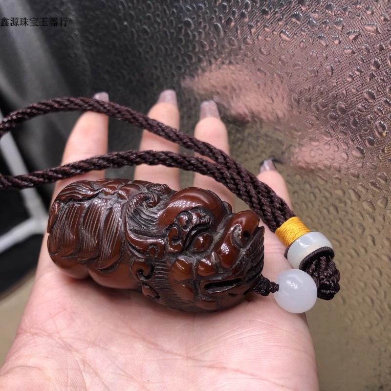 天然西藏赤红老牦牛角雕刻貔貅手把件摆件吊坠