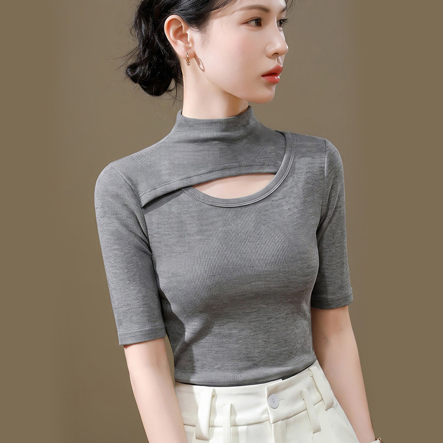 设计感胸前镂半高领上衣女中袖
