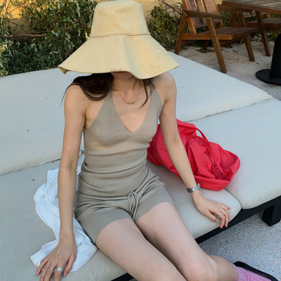 针织挂脖v领上衣修身短裤套装