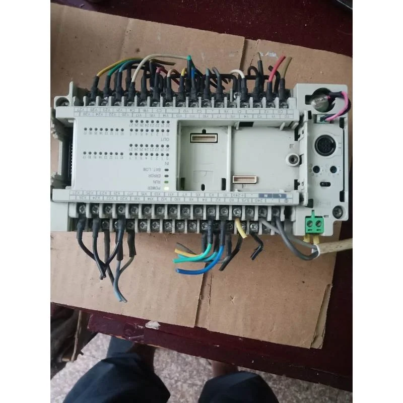 非实价议价议价台达PLC，48EH00T2成色如图，通电红灯闪，用的上
