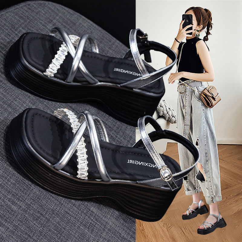 黑色罗马凉鞋女夏季外穿2026新款爆款超火厚底小个子增高沙滩女鞋