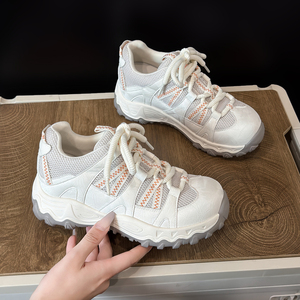 巨好看超火德训鞋女2026秋季新款爆款轻便厚底内增高休闲运动鞋子