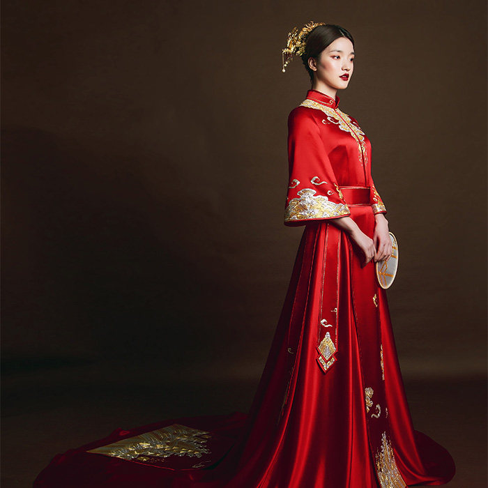 花伴中式嫁衣秀禾服定制2021新款结婚龙凤褂醋酸缎手工刺绣拖尾款