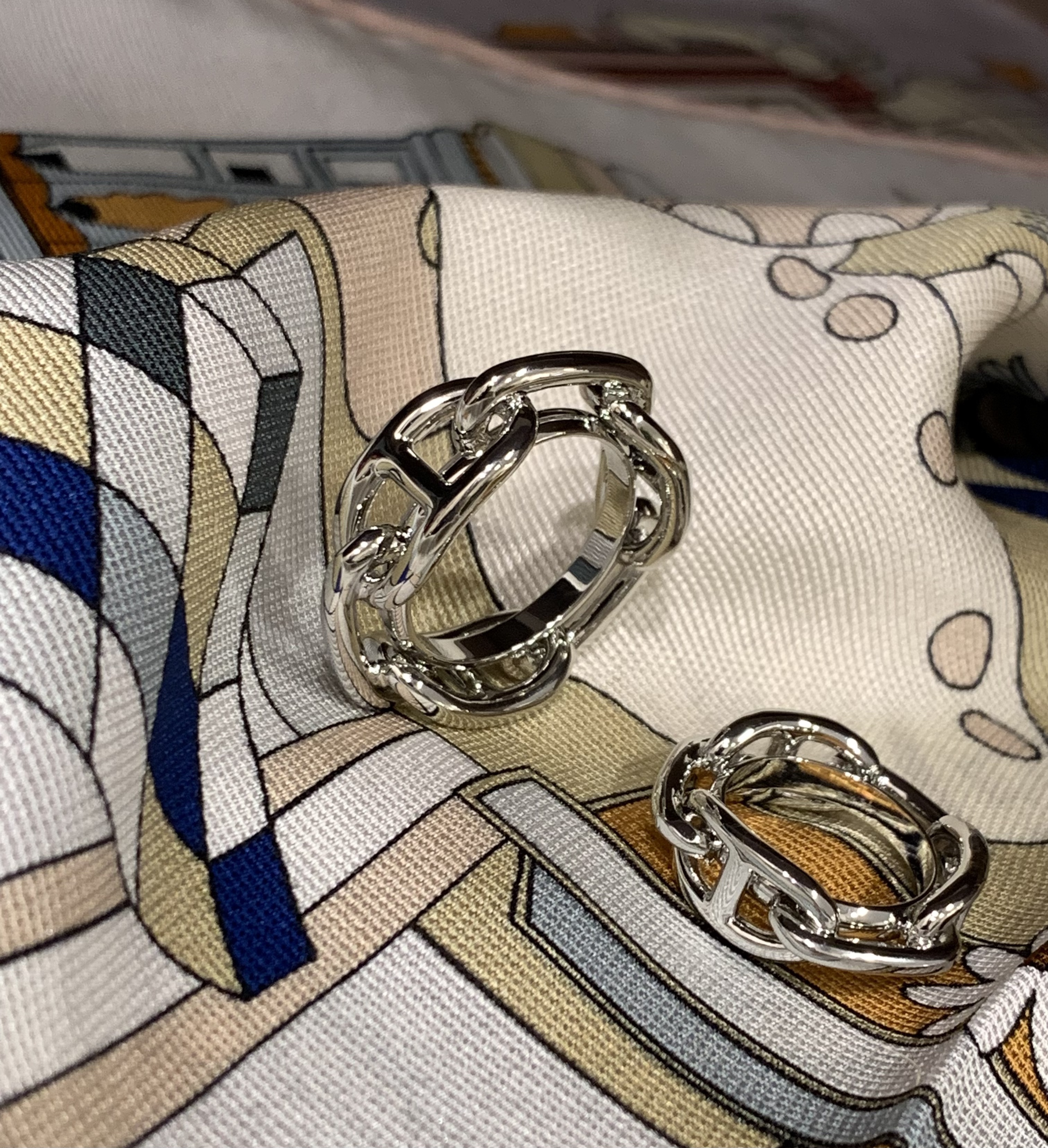 质感非常好 宠粉福利 人手两个 猪鼻子丝巾扣 可当戒指不褪色