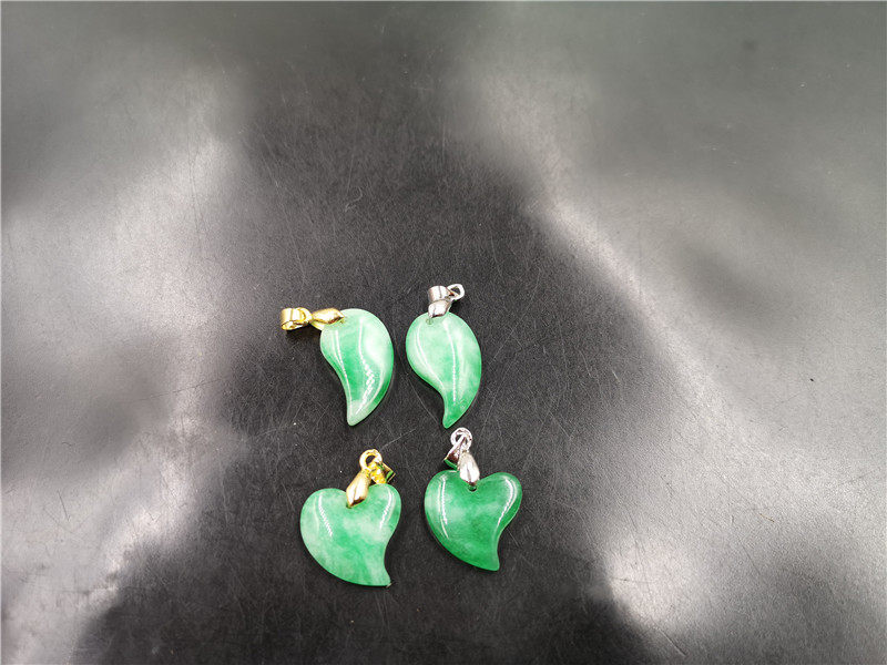 华夏美玉 新款白底青阳绿色翠玉小吊坠 鸡心挂件 水滴玉坠